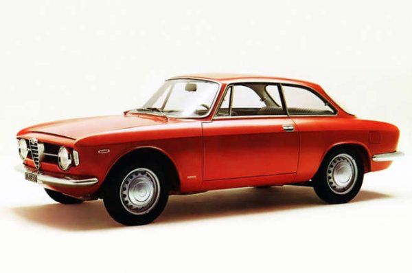 Това е базиран на скъсено шаси на Alfa Romeo Giulia седан. Серията 105/115 Coupé е друг ранен дизайн от Джеджаро, докато работи за Bertone. Заимствайки много от своя по-ранен модел 2600 Sprint, геният създава четириместен GT със среден размер, който в множество варианти на модела се радва на 14-годишен живот.

Двигателите варират по размер от 1290 до 1962 кубика, но всички запазват основните съставки на изцяло алуминиева конструкция и са съчетани с петстепенни скоростни кутии.